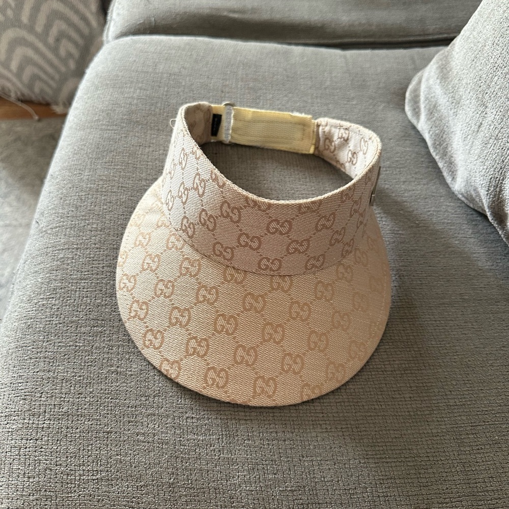 Authentic rare Gucci visor. Champagne color.